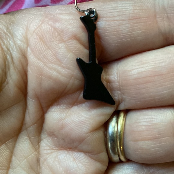 Fun vintage pink guitar earrings - Picture 4 of 9